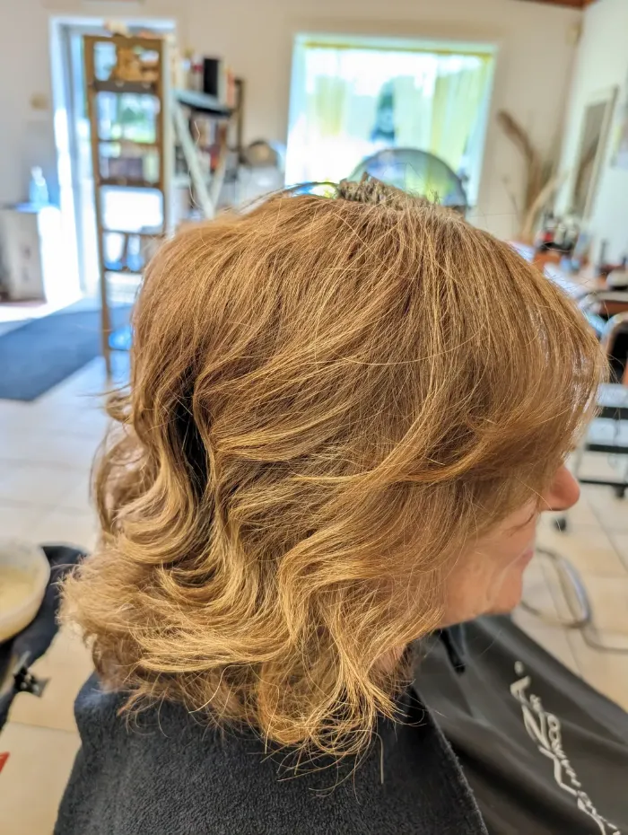 Coloration Rainbow blond doré sur cheveux ondulés