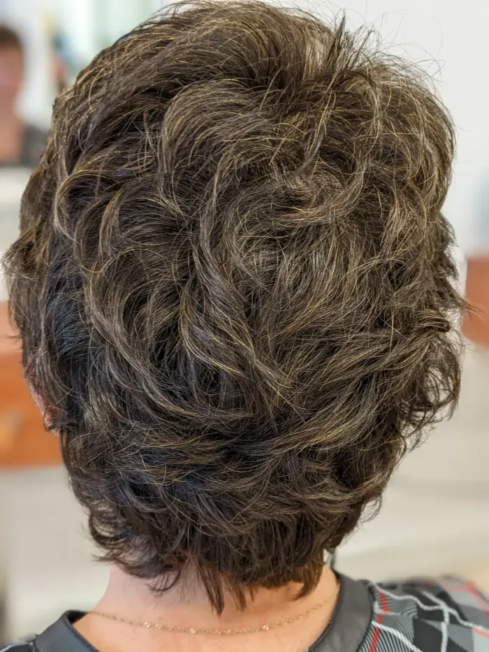 Cheveux courts châtains après une coloration végétale