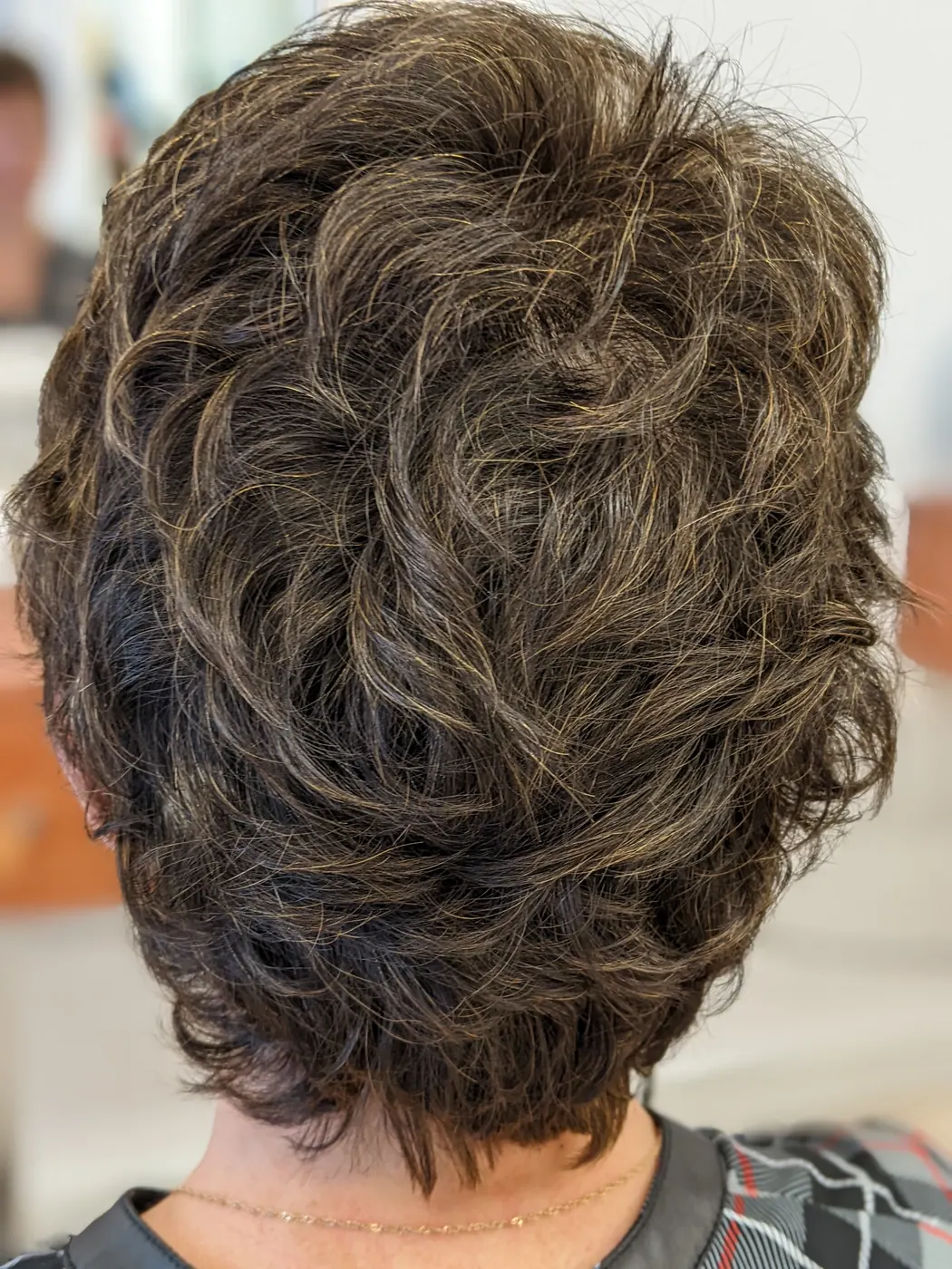 Cheveux courts châtains après une coloration végétale
