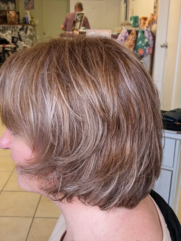 Coupe carré dégradé sur cheveux châtains