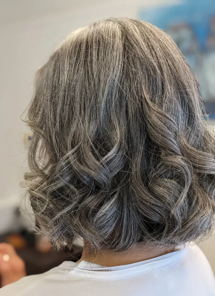 Carré ondulé sur cheveux gris