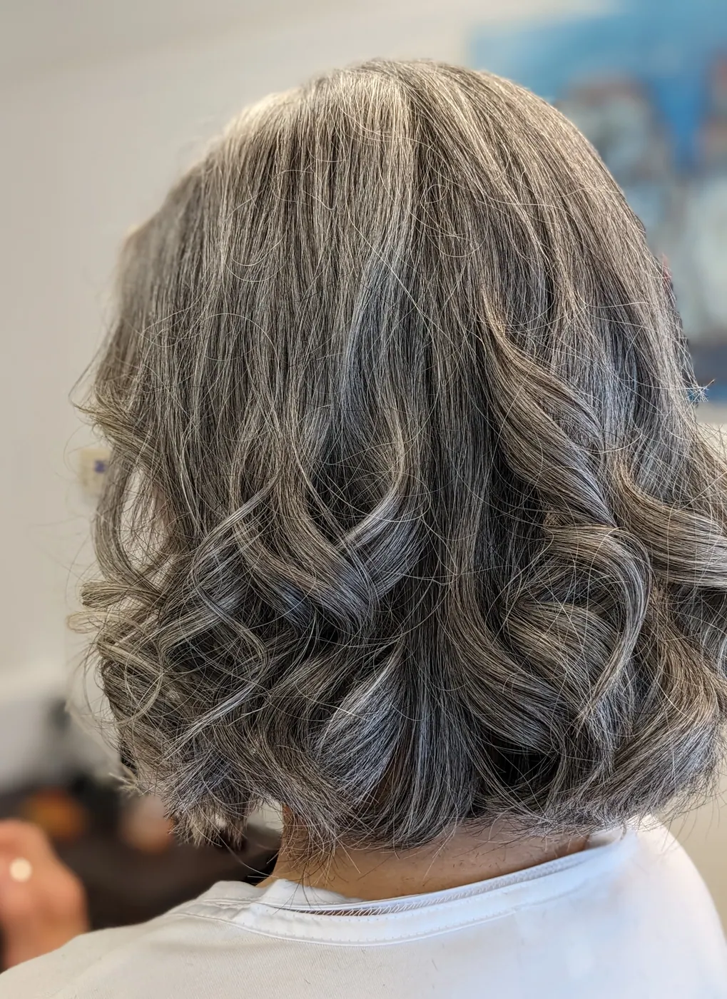 Carré ondulé sur cheveux gris