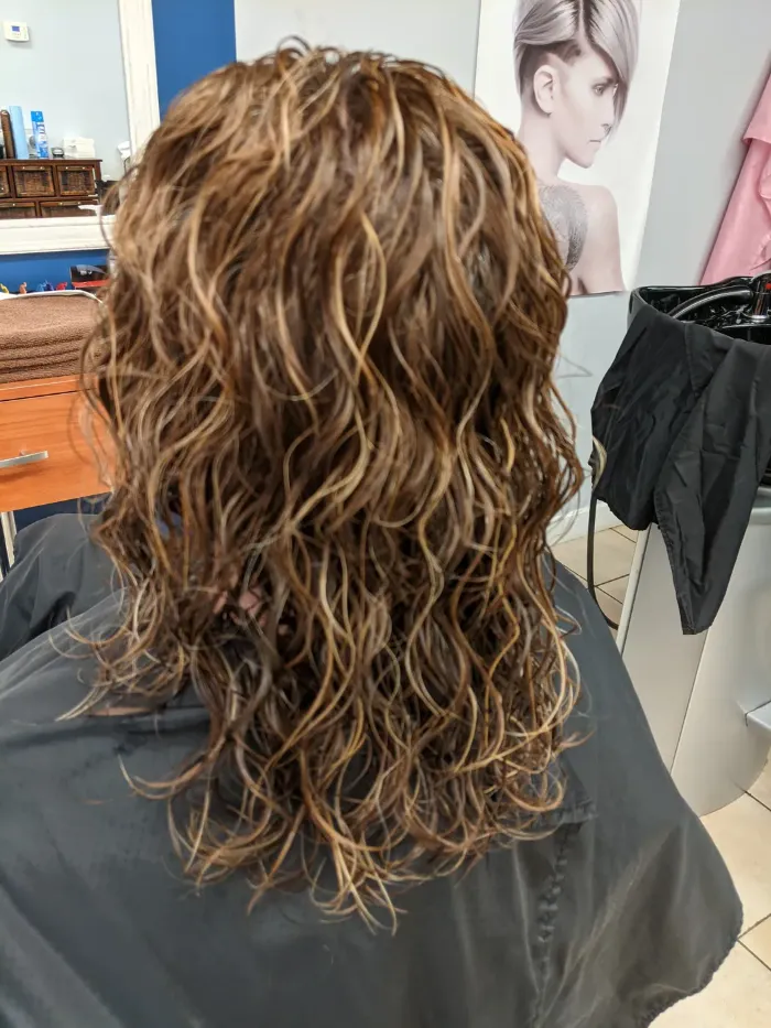 Cheveux mi-longs bouclés après une permanente